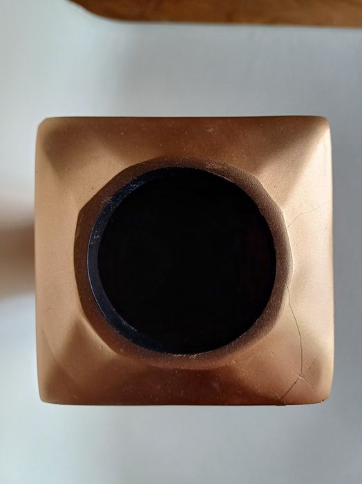 Jarro/Solitário de cor dourada com motivos orientais vermelhos