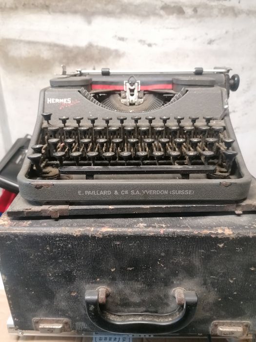 Máquina de escrever antiga HERMES