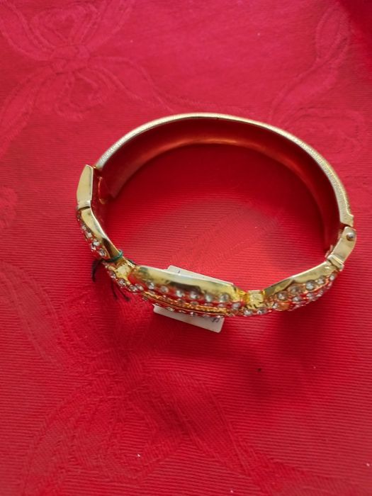 Pulseira dourada com brilhantes  marca Shock