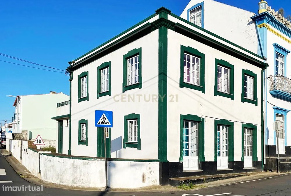 Moradia composta por 2 apartamentos T1 + T2 na Vila de Porto Judeu