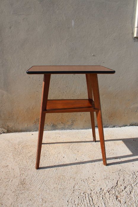 Mesa de madeira antiga