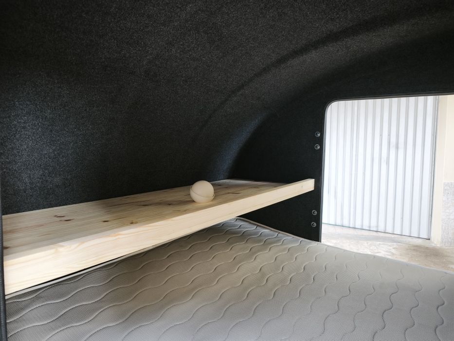 Mini caravana com tenda e sistema offgrid