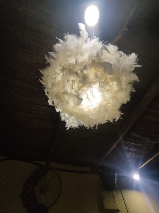 Luminária de penas.