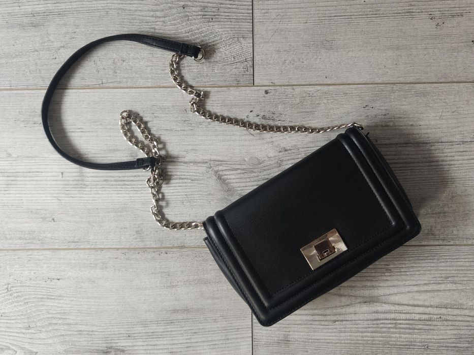 Torebka mała czarna wizytowai listonoszka z łańcuszkiem czarna