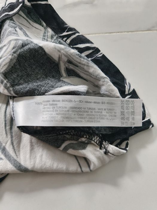 Koszula hawajska Bershka XS męska czarno-biała tropikalne liście wiskoza