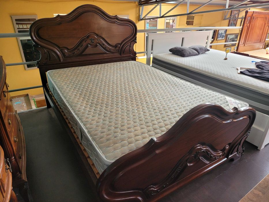Excelente cama com estrado e colchão - Tudo em óptimo estado