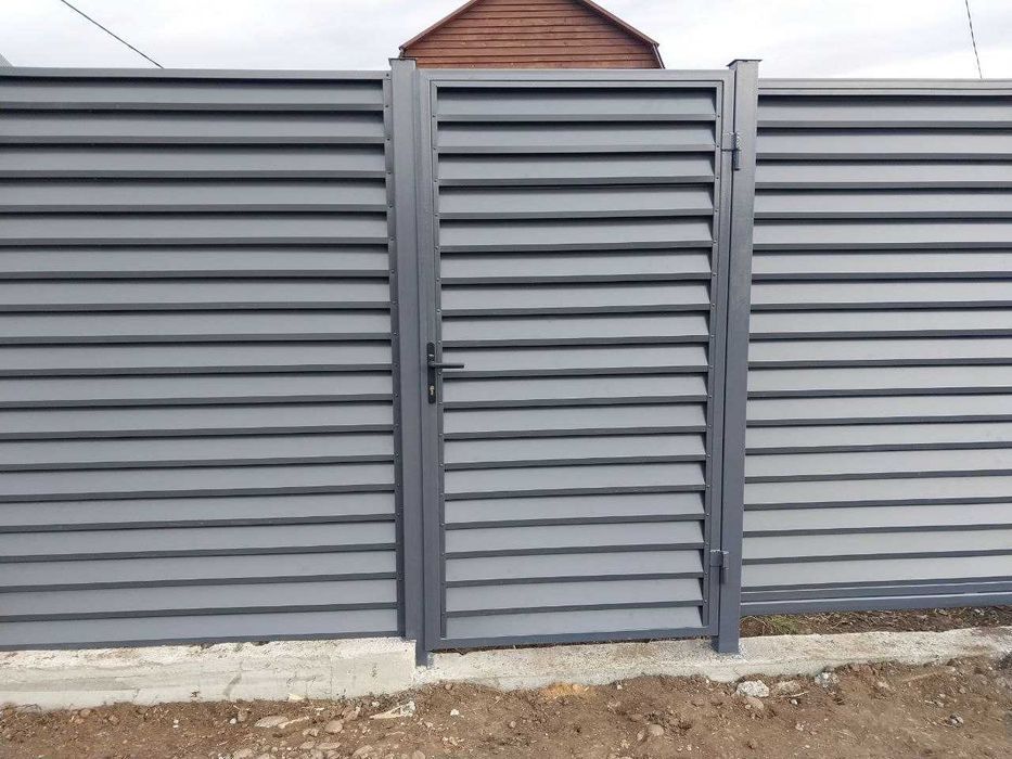 Паркан ранчо. Паркан металевий. Паркани жалюзі. Ворота металеві.