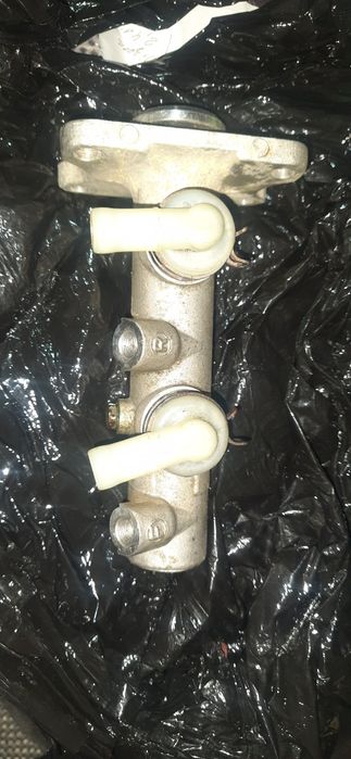 Головний гальмівний циліндр на Toyota Hiace