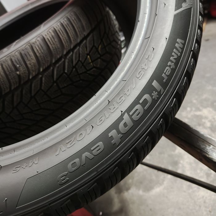 245/45/19 XL Sprzedam parę opon zimowych Hankook