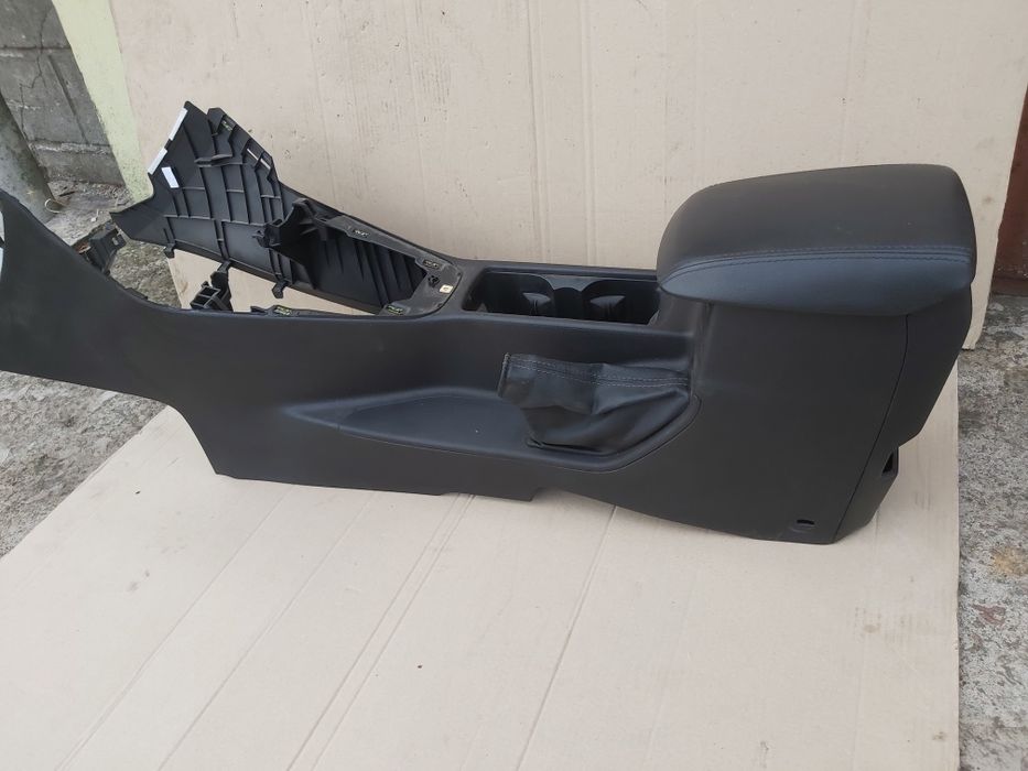 Подлокотник  форд фокус 3  Ford Focus 3