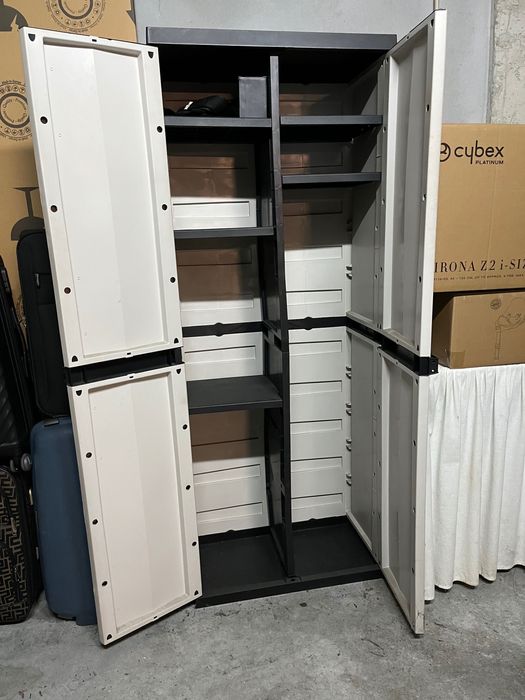 Armário de Resina de interior/exterior com prateleiras ajustáveis.