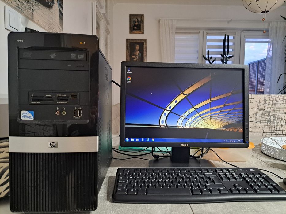 Komputer HP w zestawie z kablami, monitorem, klawiaturą i myszką