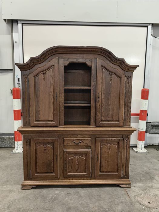 Kredens dębowy z kluczem