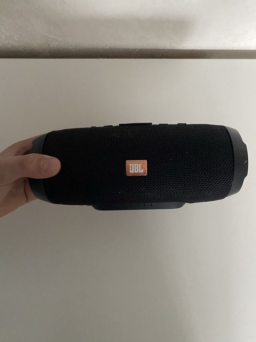 Колонка JBL не заряджається