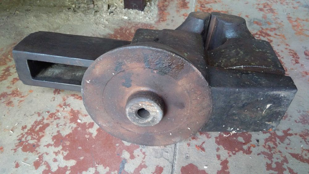 Тиски великі слюсарні