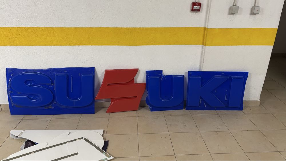 Placas em acrilico de publicidade à Suzuki