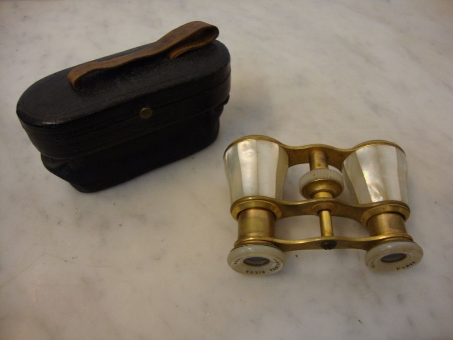 Binóculos antigos em liga metálica