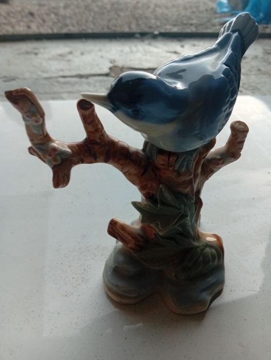 Figurka porcelanowa niebieskiego ptaka.