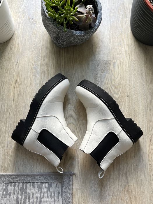 Buty botki białe czarne za kostkę