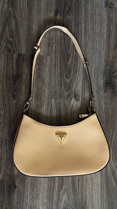 Продаю жіночу сумку Guess