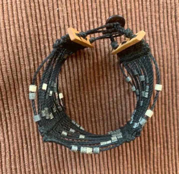 Pulseira preta larga de madeira macramé e missangas