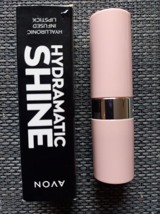 Lśniąca szminka z kwasem hialuronowym  Hydramatic  Shine  Avon Bright