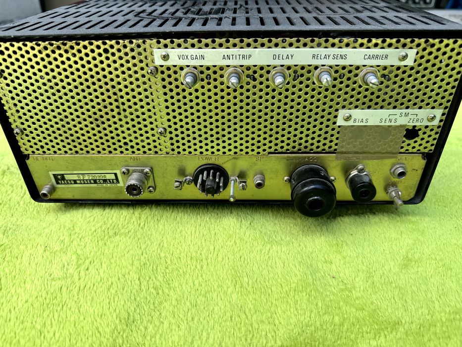 Yaesu FT-200 SSB Transceiver – klasyczny transceiver krótkofalarski vintage