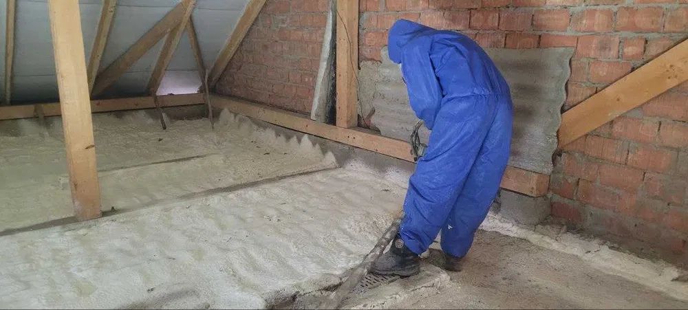Утеплення піною ППУ утеплення дахів, стін, перекриттів, складів та ангарів
