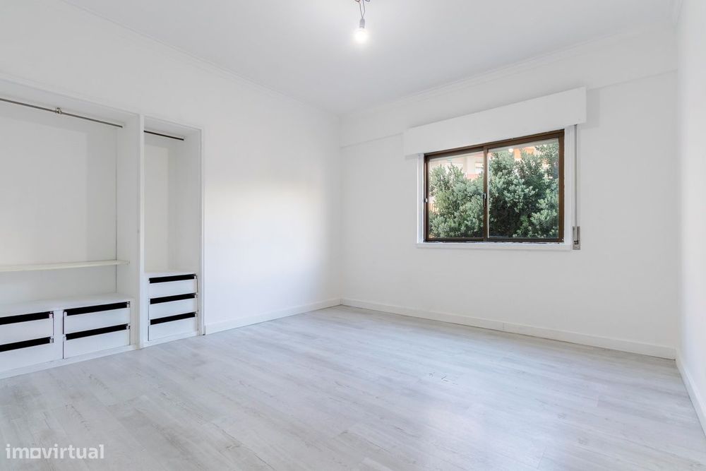 Apartamento T2 c/ Varanda em Agualva, Sintra
