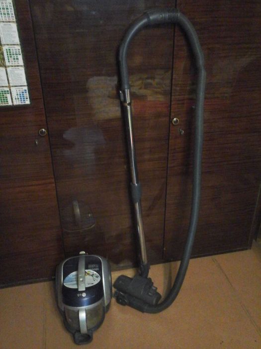 Продам пылесос - LG VK 78183 R - 1800 W