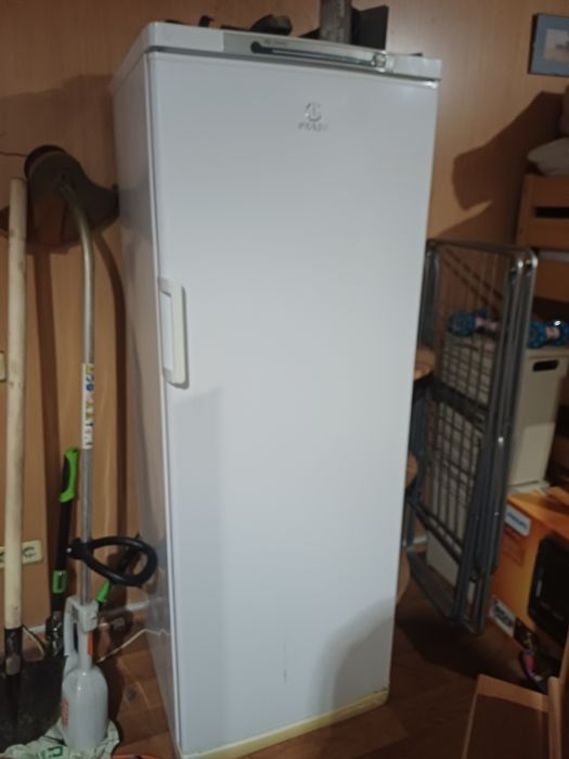 Продам морозильну камеру индезид