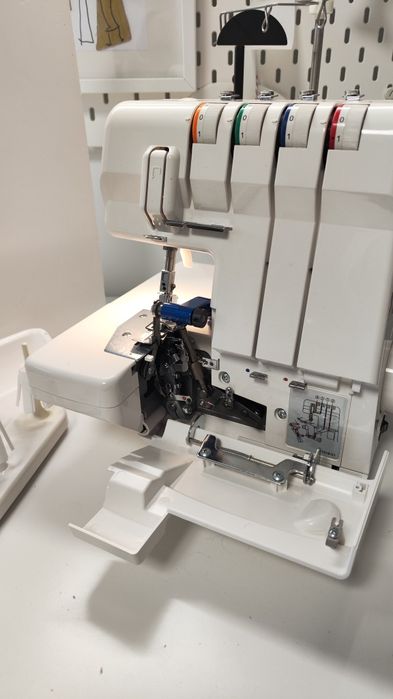 Máquina de Costura Corta e Coser Juki MO-4S