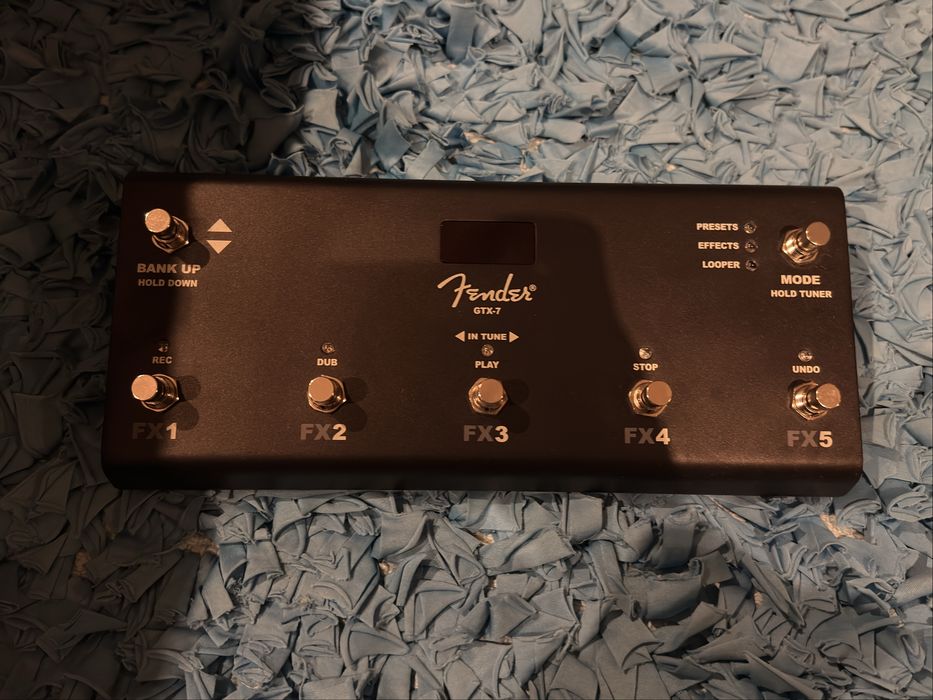 Amplificador Fender Mustang GTX100 - com footswitch e cabos.