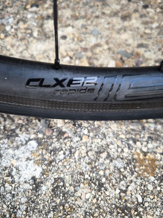 Specialized Roubaix com rodas Roval carbono