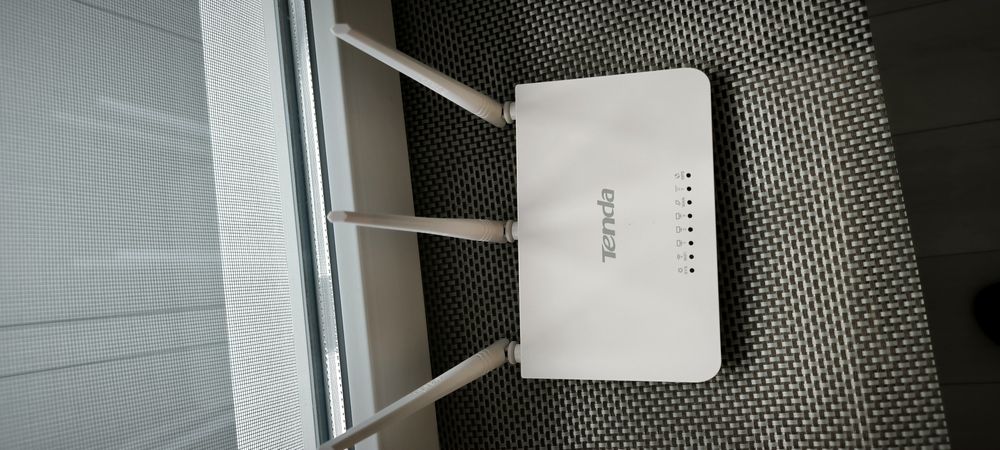 Продам роутер Tenda