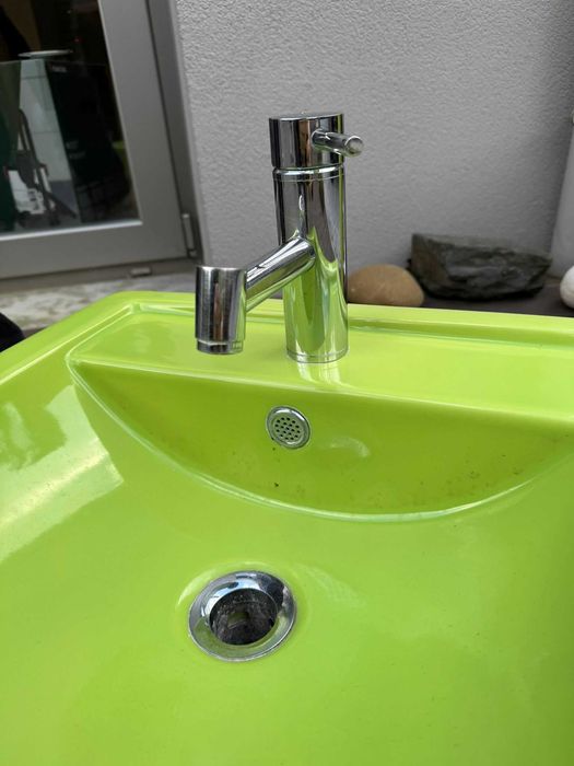 Lavatórios verdes como novos com torneiras Sanidusa- junto ou separado