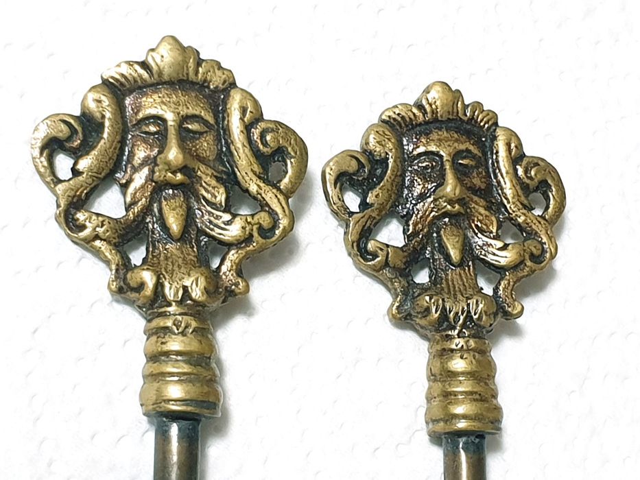Raras antigas chaves em bronze com Mascarões