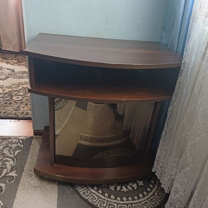 Тумбочка на колесах