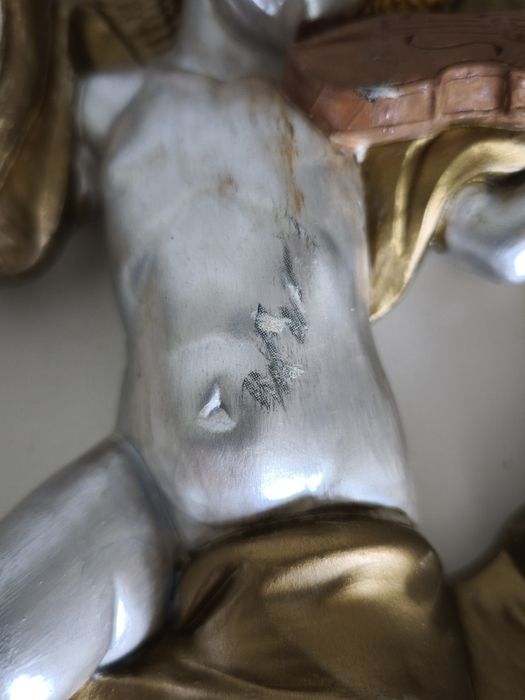 Anjo em gesso para pendurar na parede, pintado à mão em tons de dourad