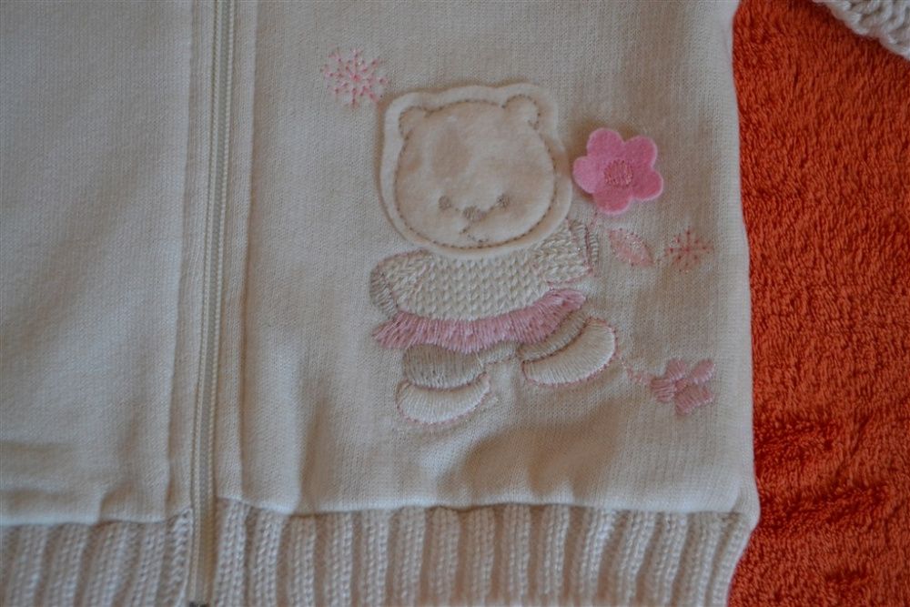 Sweter z kapturem i wełnianymi rękawami dla dziewczynki rozm.68cm