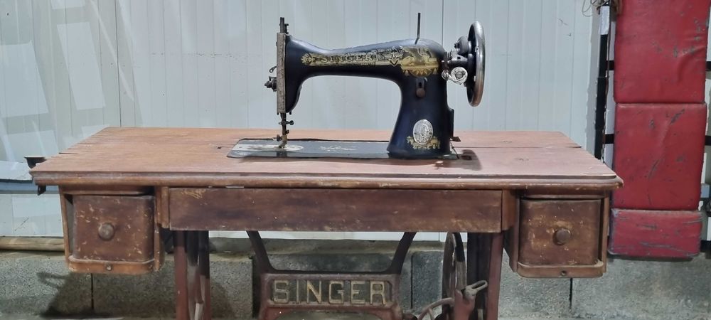 Maquina de Costura Singer antiga a funcionar, Decoração / Antiguidades