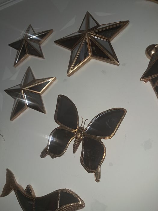 Várias peças em resina e vidro espelhados