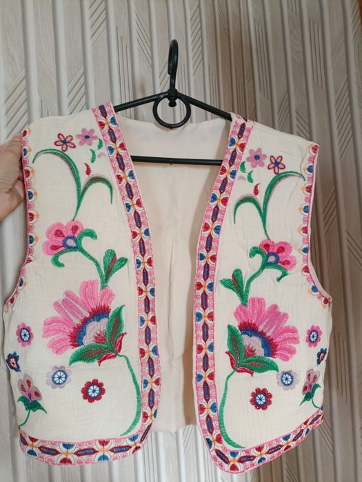 Вишита жилетка жіноча М