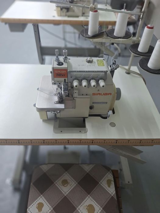 Máquina Corta e Cose Duplo Arrasto de 4 fios - Siruba 747KT