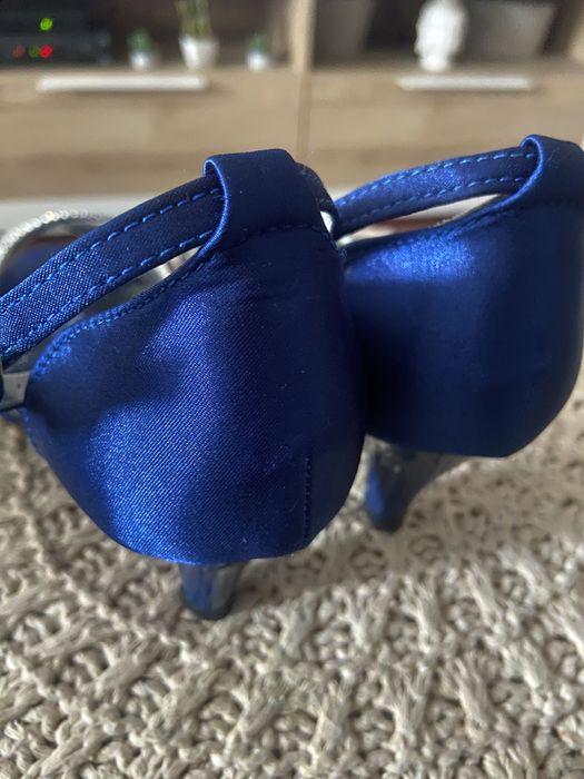 Sapatos salto azuis com brilhantes prateados