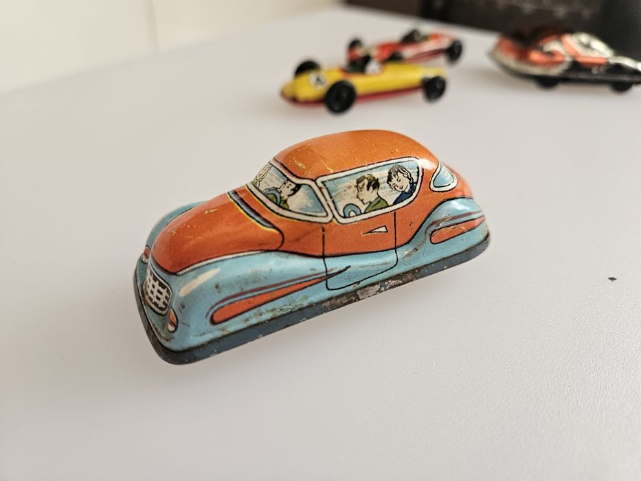 Metalowy samochodzik, resorak.