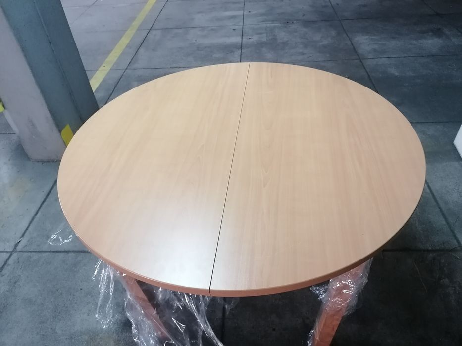 Mesa redonda em madeira