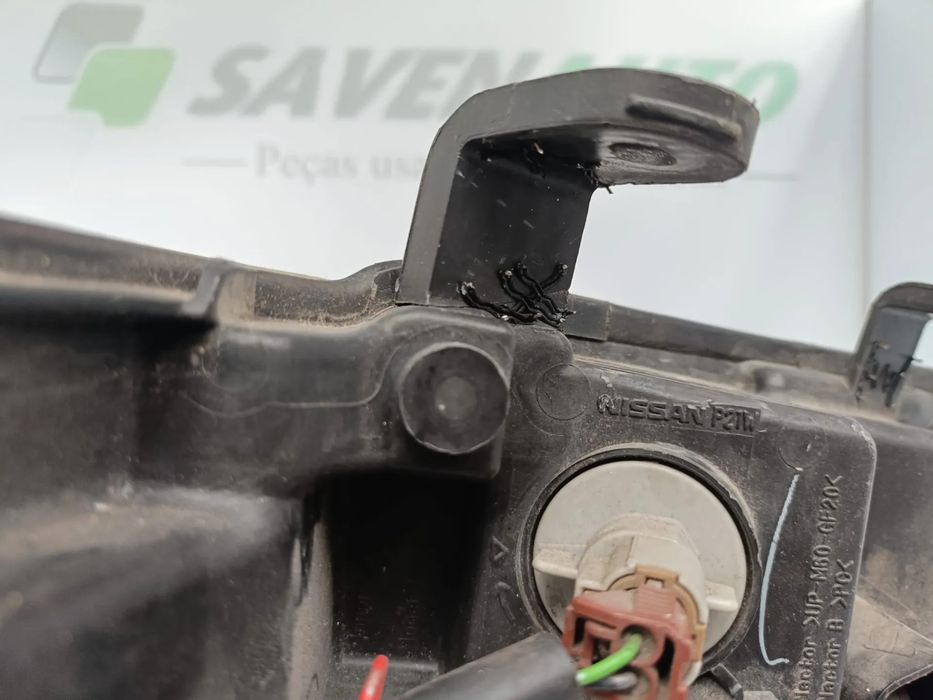 Ótica / farol esquerda NISSAN NP300 Navara Pick Up Chassis (D40)
