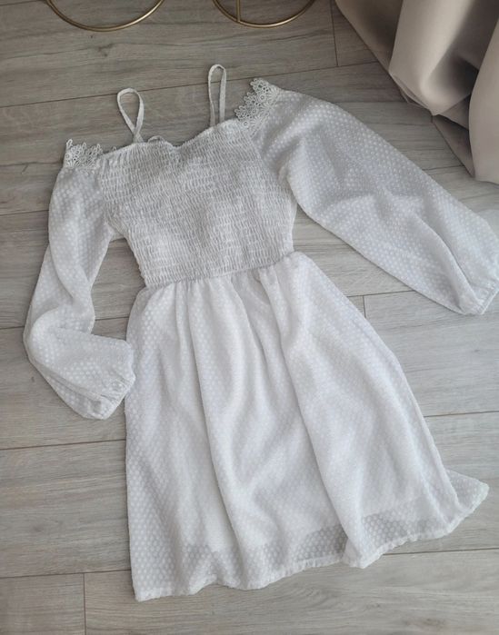 Biała sukienka boho