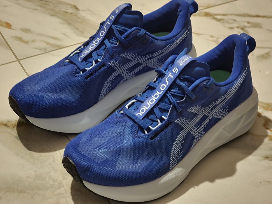 Оригінал 100% чоловічі кросівки asics novablast 5  eur 44.5